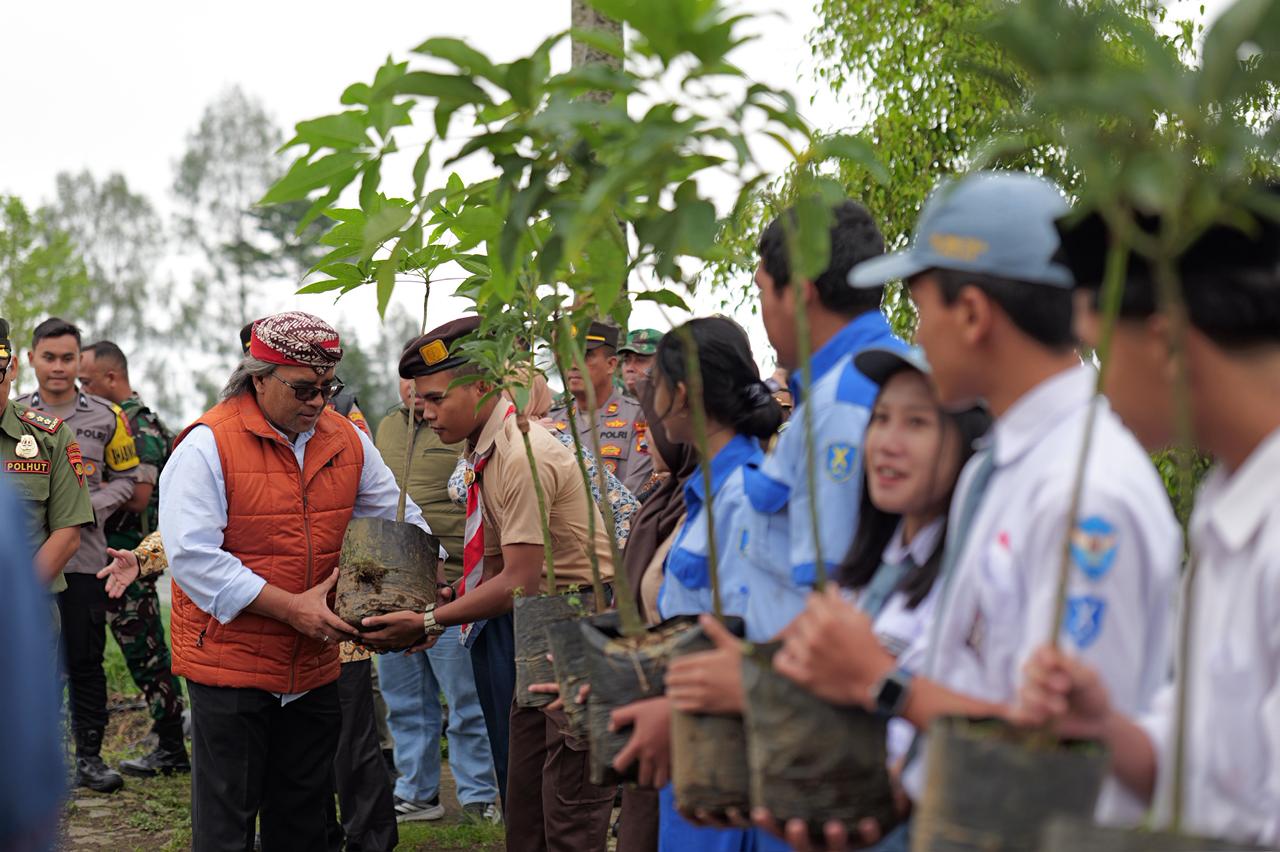 Aksi para jurnalis yang tergabung dalam Forum Jurnalis Temanggung saat menanam bibit pohon di kawasan lereng gunung untuk konservasi lingkungan.