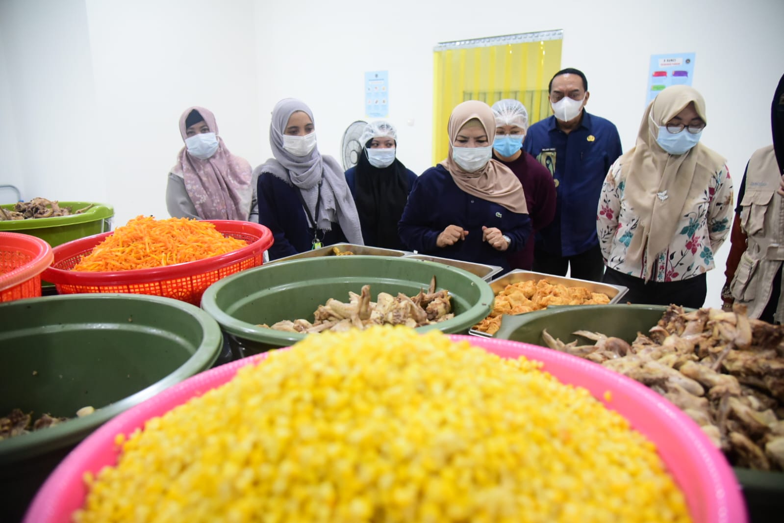 Wagub Gorontalo Idah Syahidah Rusli Habibie saat melihat langsung proses pemorsian di SPPG Talulobotu, Kecamatan Tapa, Kamis subuh, (12/2/2026)/Foto: Media Center Gorontalo