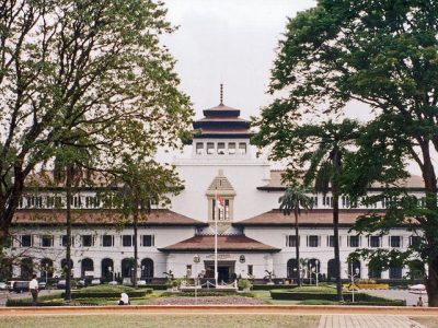 Gedung Sate Bandung merupakan salah satu bangunan peninggalan sejarah jaman kolonial/Foto: Wikipedia