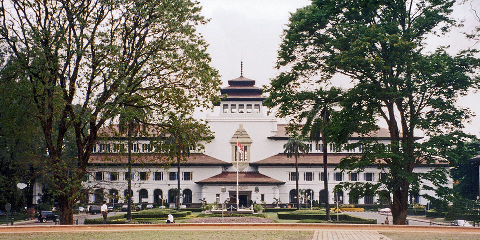 Gedung Sate Bandung merupakan salah satu bangunan peninggalan sejarah jaman kolonial/Foto: Wikipedia