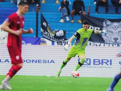 Aksi penyelamatan kiper Persis Solo Vukasin Vranes saat menghadapi serangan PSIM Yogyakarta dalam laga Derby Mataram di Stadion Sultan Agung Bantul
