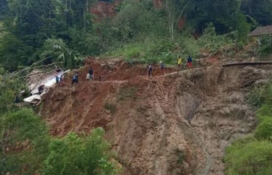 Banjir dan longsor yang melanda Pasir Wangi, Kabupaten Garut menyebabkan terputusanya akses warga/Foto: Istimewa
