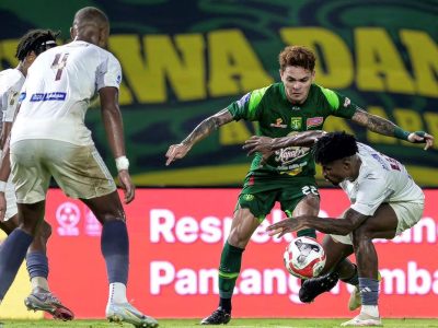Pencetak gol tunggal kemenangan Persebaya atas PSM, Gali Freitas dikepung para pemain PSM/Foto: Media Persebaya
