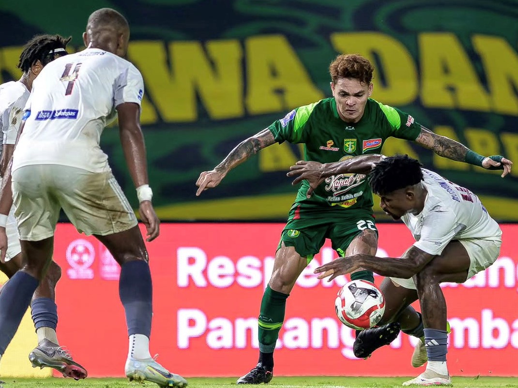 Pencetak gol tunggal kemenangan Persebaya atas PSM, Gali Freitas dikepung para pemain PSM/Foto: Media Persebaya