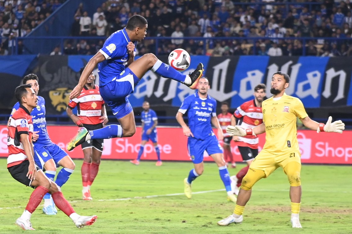 Persib Bandung menaklukan tamunya Madura United dengan skor 5-0 dalam lanjutan BRI Liga 1 yang dihelat di Stadion GBLA, Kota Bandung, Kamis malam (26/2/2026)/Foto: Muhammad Farid/Indoragamnewscom