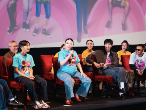 Amanda Manopo dan Fajar Sadboy berperan sebagai kakak beradik Tina dan Umski di film Check Out Sekarang Pay Later (Caper)