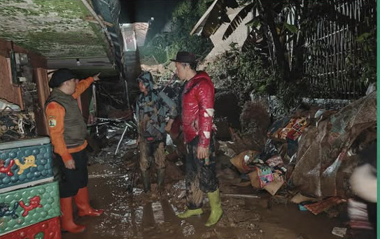 Petugas BPBD Kabupaten Bandung mengimbau warga waspada potensi longsor di wilayah dataran tinggi