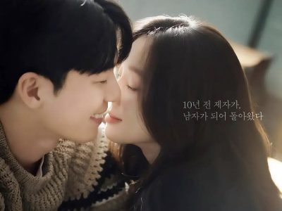Adegan Jung Ryeo-won dan Wi Ha-joon berdekatan di malam hari di depan Hagwon (bimbingan belajar) dalam drama The Midnight Romance in Hagwon