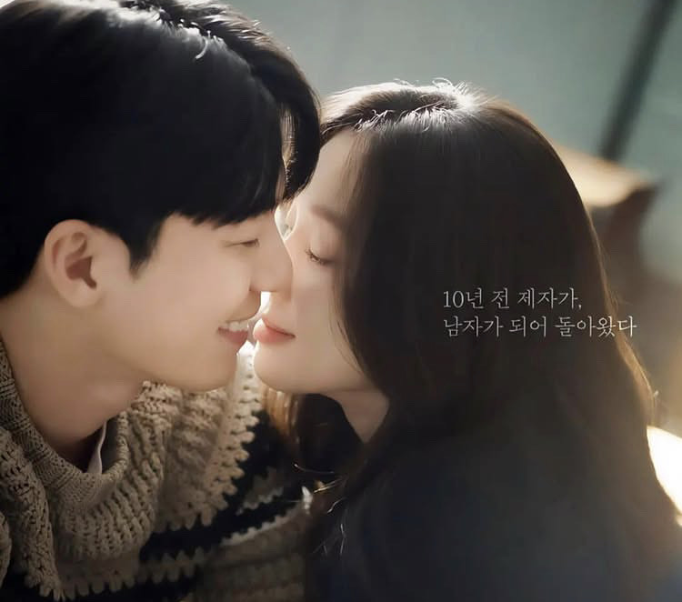 Adegan Jung Ryeo-won dan Wi Ha-joon berdekatan di malam hari di depan Hagwon (bimbingan belajar) dalam drama The Midnight Romance in Hagwon