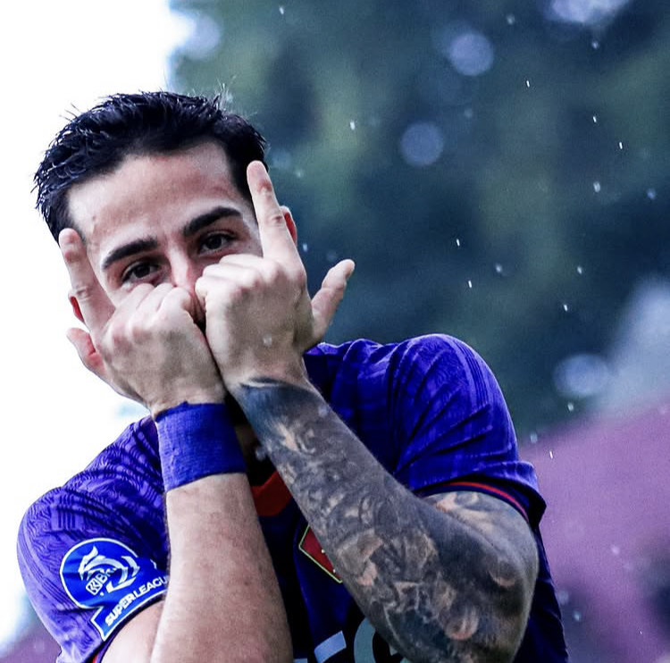Selebrasi Gomez setelah mencetak gol debut untuk Persik Kediri ke gawang Dewa United di Stadion Brawijaya