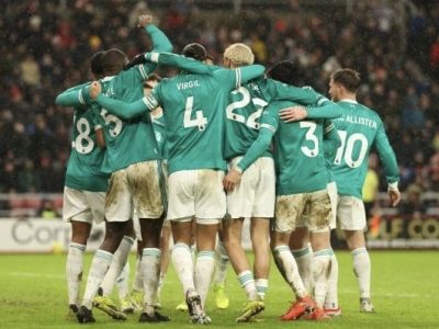 Selebrasi Virgil van Dijk setelah mencetak gol sundulan ke gawang Sunderland dalam kemenangan tipis Liverpool/Foto: Liverpool