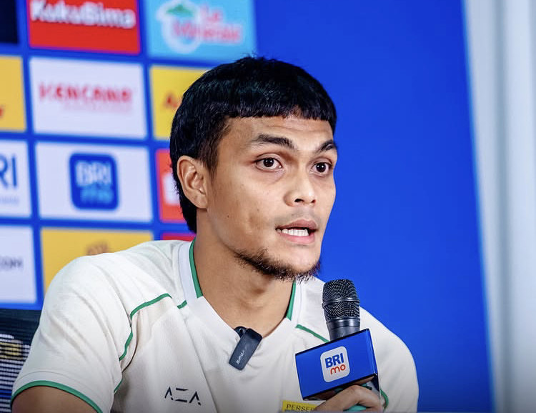 ​Rachmat Irianto dalam sesi Pre Match Pres Conferece (PMPC) Jalang Laga Lawan Bhayangkara FC/Foto: Media Persebaya