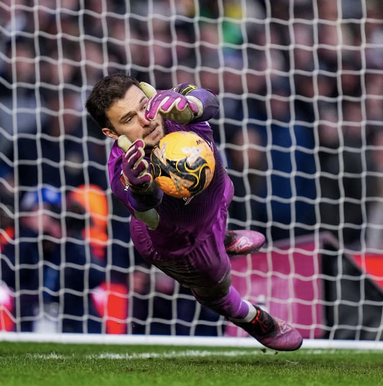 Kiper Leeds United, Lucas Perri, tampil sebagai pahlawan dengan menepis tendangan penalti Tommy Doyle