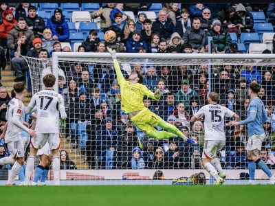 James Trafford saat beraksi membela Manchester City dalam pertandingan putaran keempat Piala FA melawan Salford City/Foto: Instagram James Trafford