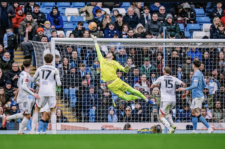 James Trafford saat beraksi membela Manchester City dalam pertandingan putaran keempat Piala FA melawan Salford City/Foto: Instagram James Trafford