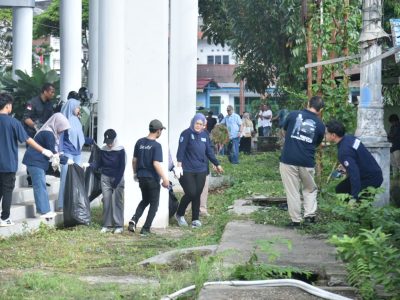 Wali Kota Jambi Maulana dan jajaran OPD melakukan gotong royong membersihkan Terminal Rawasari untuk persiapan pasar beduk Ramadan 2026.