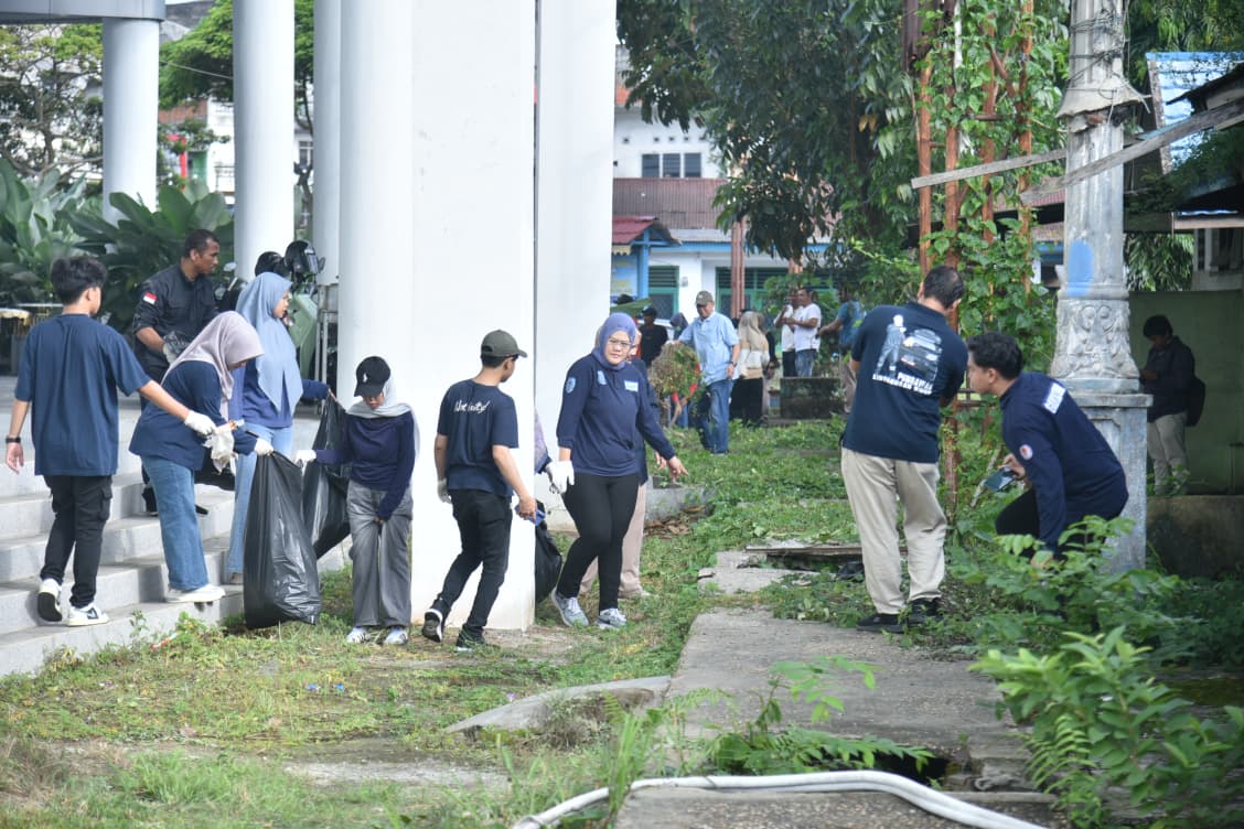 Wali Kota Jambi Maulana dan jajaran OPD melakukan gotong royong membersihkan Terminal Rawasari untuk persiapan pasar beduk Ramadan 2026.