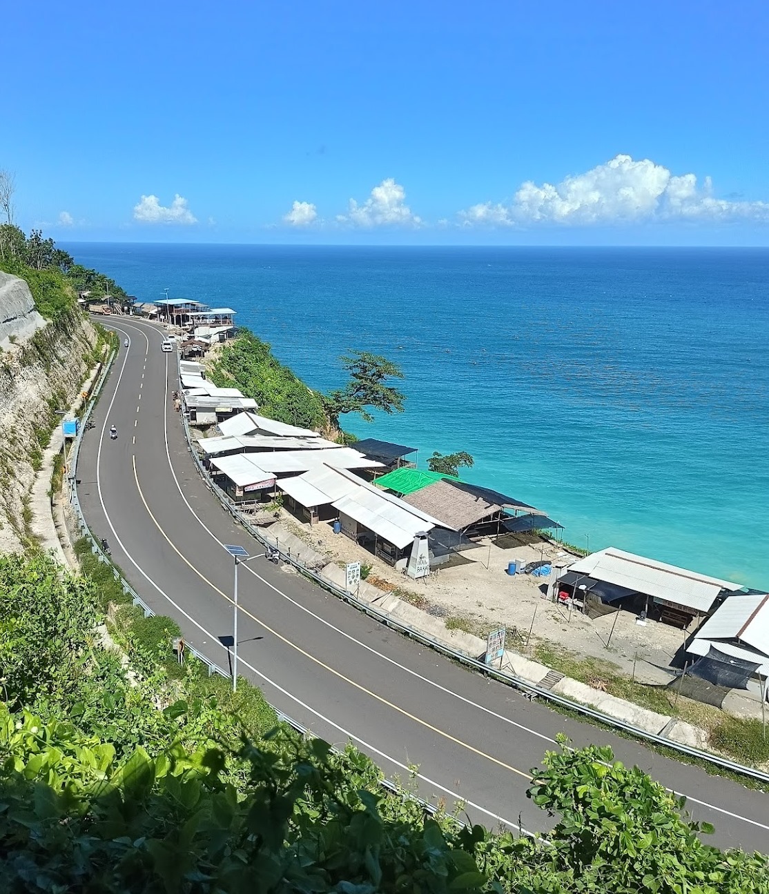 Kondisi aspal dan infrastruktur jalan di Jalur Pansel Jawa Barat yang melintasi pesisir pantai selatan