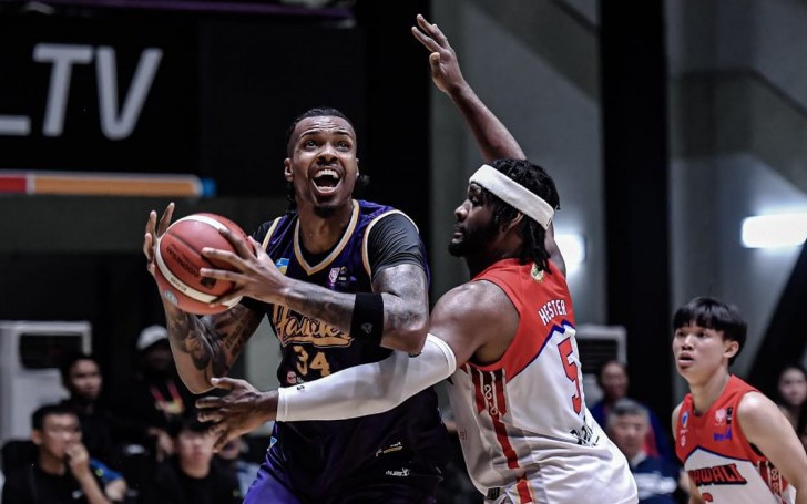 Aksi pemain Tangerang Hawks Basketball, Joao Vitor Franca Dos Santos saat menang 82-69 atas Rajawali Medan, di Indoor Sports Center, pada Minggu malam (22/2/2026)/Foto: IBL