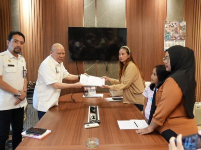 Anggota DPD RI, La Nyalla M. Matalitti menerima Isa Kristina korban dugaan penipuan koperasi Unggul Makmur di Malang/Foto: Tim Media La Nyalla Mattaliti