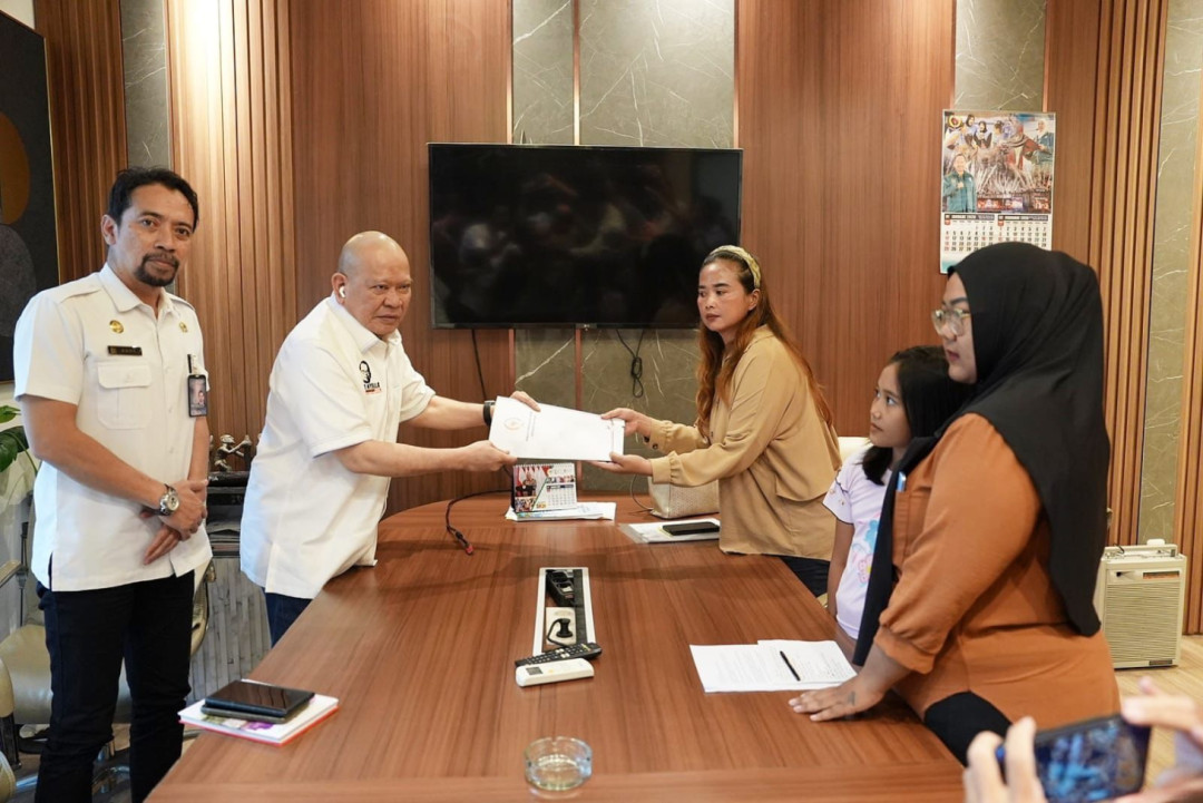 Anggota DPD RI, La Nyalla M. Matalitti menerima Isa Kristina korban dugaan penipuan koperasi Unggul Makmur di Malang/Foto: Tim Media La Nyalla Mattaliti