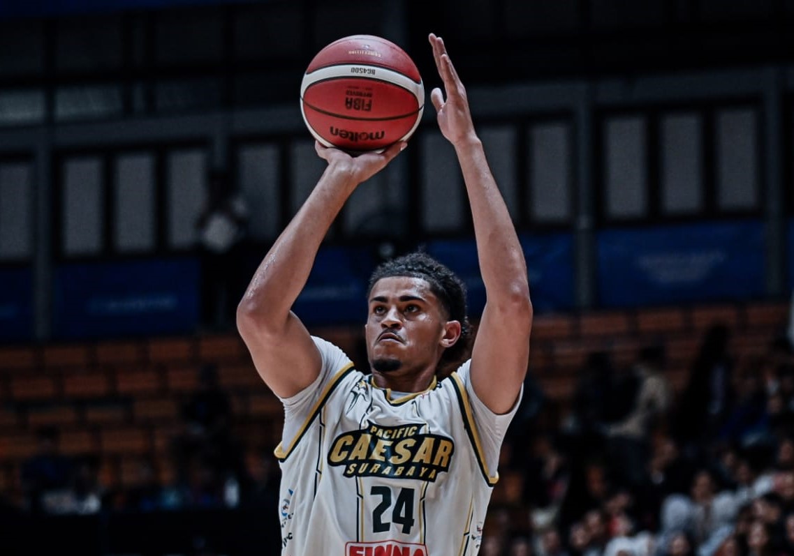 Pemain asing Pacific Caesar Surabaya Miguel Miranda saat beraksi di lapangan sebelum mengalami cedera hamstring.