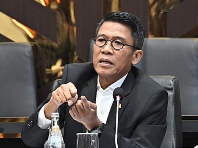 Ketua Komisi XI DPR RI Mukhamad Misbakhun memaparkan rencana RUU Keuangan Negara Omnibus Law dalam rapat evaluasi Prolegnas 2026.