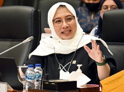 Wakil Ketua Komisi IX DPR Nihayatul Wafiroh memberikan keterangan mengenai sinkronisasi data PBI JKN di Kompleks Senayan
