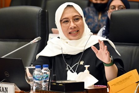 Wakil Ketua Komisi IX DPR Nihayatul Wafiroh memberikan keterangan mengenai sinkronisasi data PBI JKN di Kompleks Senayan