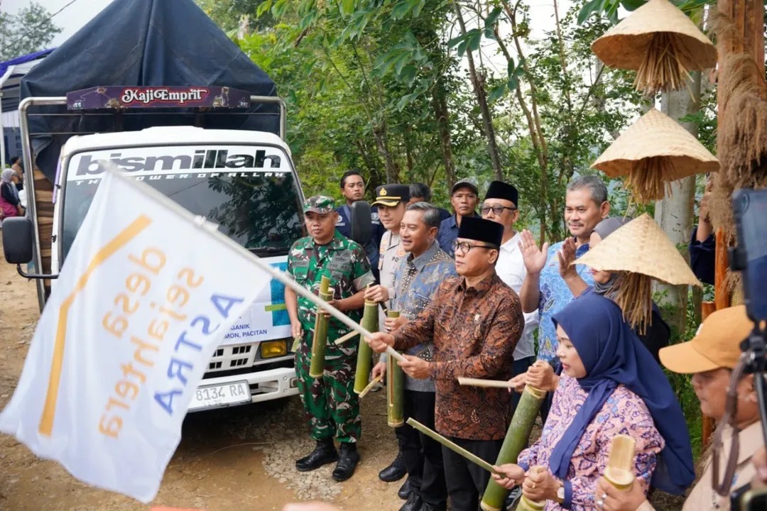 Pelepasan ekspor perdana gula aren organik Desa Temon Pacitan menuju pasar internasional oleh jajaran kementerian dan pemerintah daerah