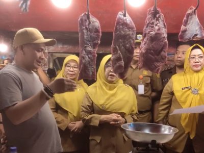 Bupati Pandeglang Raden Dewi Setiani saat sidak harga dan keamanan pangan di Pasar Badak ditemani petugas BBPOM Serang