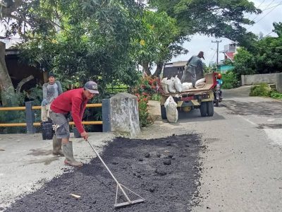 Pemerintah Kabupaten Pinrang melalui Dinas Bina Marga, Cipta Karya dan Tata Ruang (Bima Cipta) kembali melakukan perbaikan ruas jalan sebagai bentuk komitmen menghadirkan infrastruktur yang aman dan layak bagi masyarakat, Selasa (17/2/2026)/Foto: Pemkab Pinrang