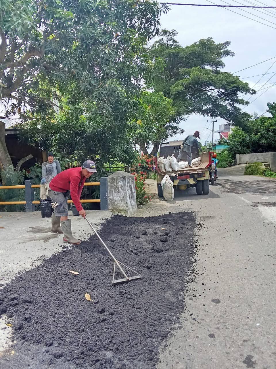 Pemerintah Kabupaten Pinrang melalui Dinas Bina Marga, Cipta Karya dan Tata Ruang (Bima Cipta) kembali melakukan perbaikan ruas jalan sebagai bentuk komitmen menghadirkan infrastruktur yang aman dan layak bagi masyarakat, Selasa (17/2/2026)/Foto: Pemkab Pinrang