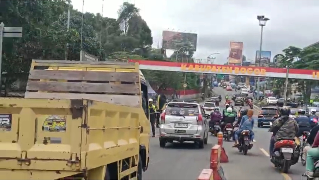 Deretan kendaraan wisatawan mengular di Simpang Gadog saat pemberlakuan sistem ganjil genap menuju jalur Puncak Bogor