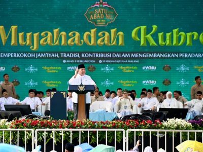 Presiden Prabowo Subianto menyapa hadirin saat memberikan sambutan di atas panggung Mujahadah Kubro Satu Abad NU di Stadion Gajayana, Malang