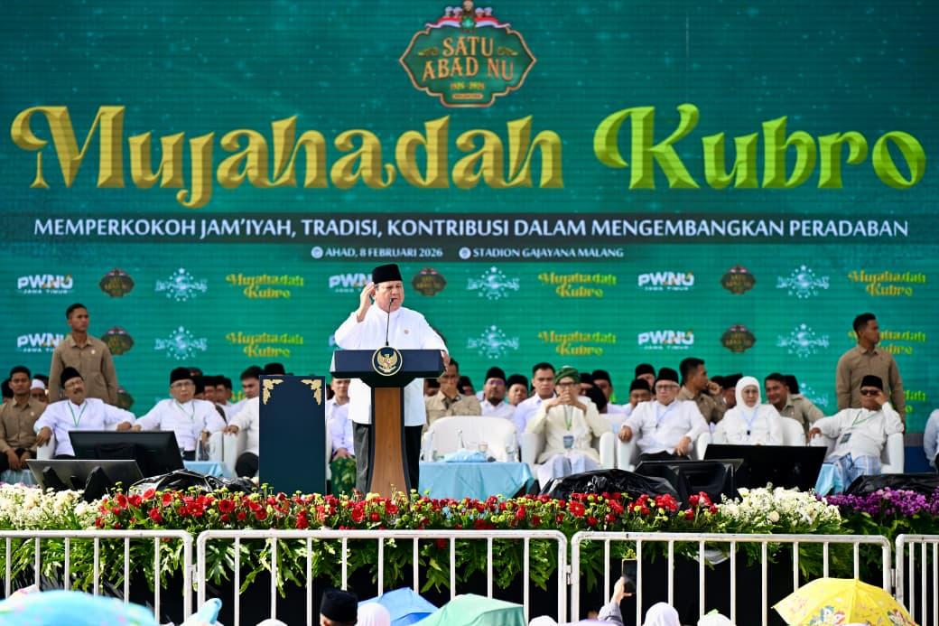 Presiden Prabowo Subianto menyapa hadirin saat memberikan sambutan di atas panggung Mujahadah Kubro Satu Abad NU di Stadion Gajayana, Malang