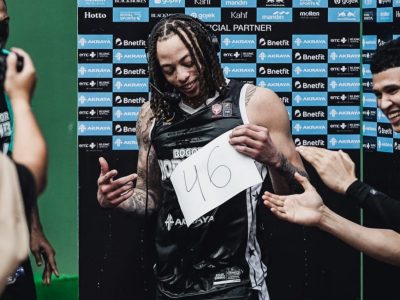 Stephaun Branch pemain Bogor Hornbills melakukan lay-up saat mencetak rekor 46 poin melawan Pacific Caesar di IBL 2026