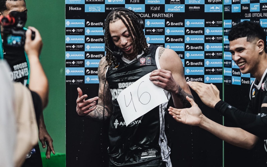 Stephaun Branch pemain Bogor Hornbills melakukan lay-up saat mencetak rekor 46 poin melawan Pacific Caesar di IBL 2026