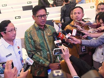 Anggota Komisi V DPR RI Sudjatmiko usai diskusi Dialektika Demokrasi membahas penyebab banjir dan kerusakan daerah resapan di Gedung DPR RI.