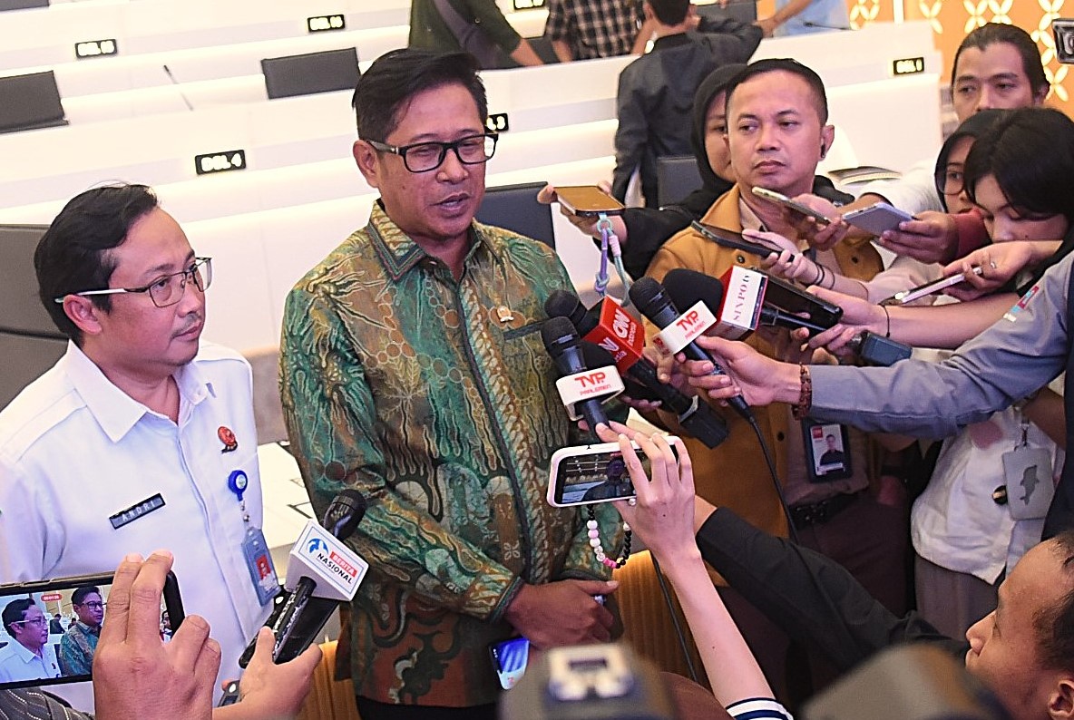 Anggota Komisi V DPR RI Sudjatmiko usai diskusi Dialektika Demokrasi membahas penyebab banjir dan kerusakan daerah resapan di Gedung DPR RI.