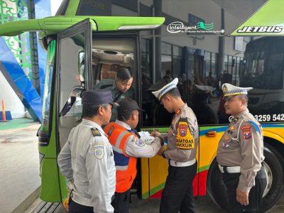 Petugas Satlantas Polres Sumenep memeriksa kondisi bus saat ramp check di Terminal Arya Wiraraja menjelang mudik Idulfitri 2026.