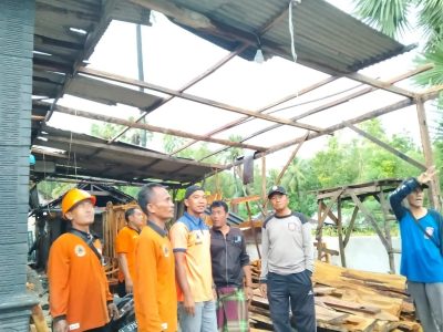 Petugas BPBD Sumenep melakukan asesmen rumah warga yang rusak akibat angin kencang