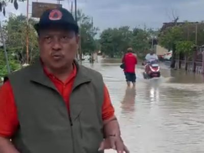 Camat Guntur, Sukardjo, Senin (16/2/2026) meninjau lokasi banjir di Desa Tlogoweru, menyampaikan bahwa tiga desa terdampak akibat jebolnya tanggul Sungai Cabean di Karangawen/Foto: Media Center Demak