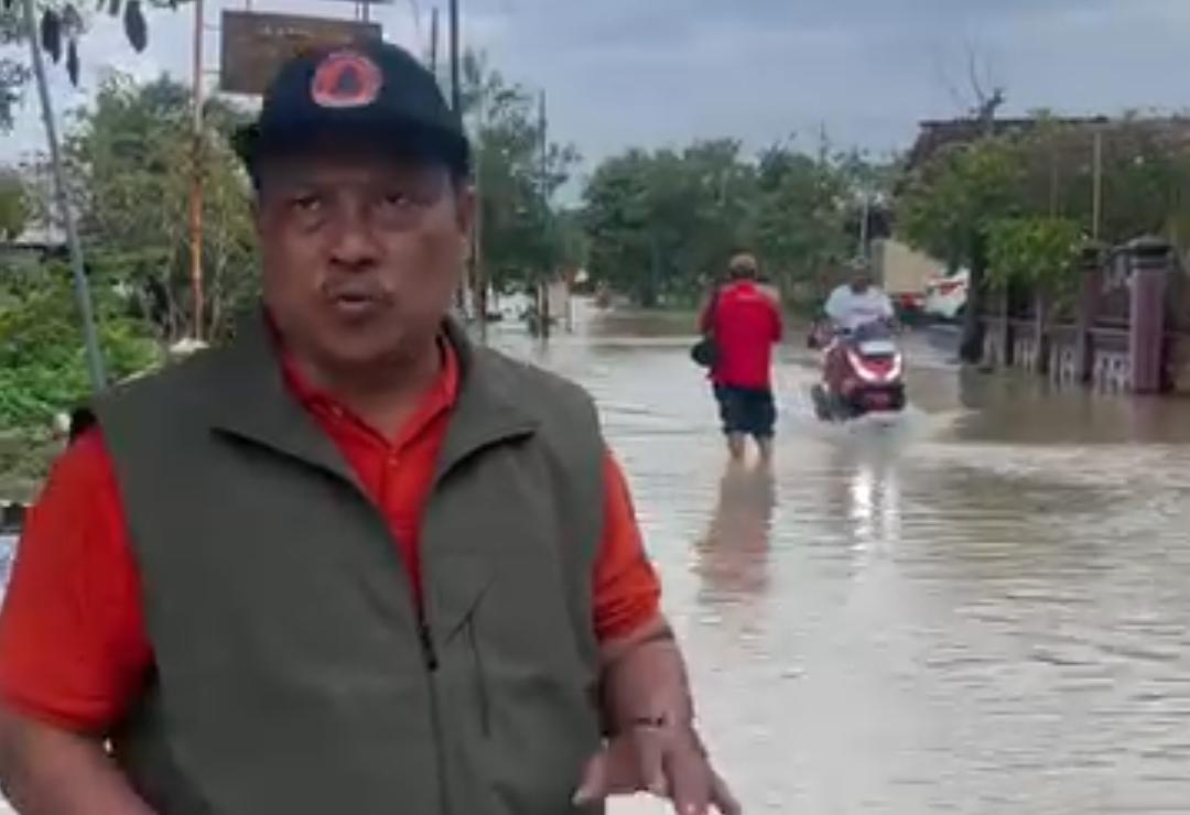 Camat Guntur, Sukardjo, Senin (16/2/2026) meninjau lokasi banjir di Desa Tlogoweru, menyampaikan bahwa tiga desa terdampak akibat jebolnya tanggul Sungai Cabean di Karangawen/Foto: Media Center Demak