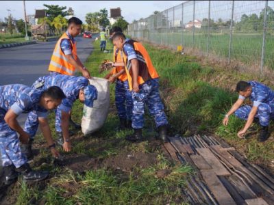 Sinergi personel Lanud Sjamsudin Noor dan warga saat membersihkan drainase di kawasan Landasan Ulin Banjarbaru