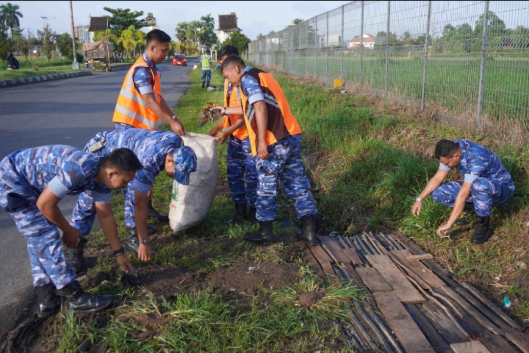 Sinergi personel Lanud Sjamsudin Noor dan warga saat membersihkan drainase di kawasan Landasan Ulin Banjarbaru