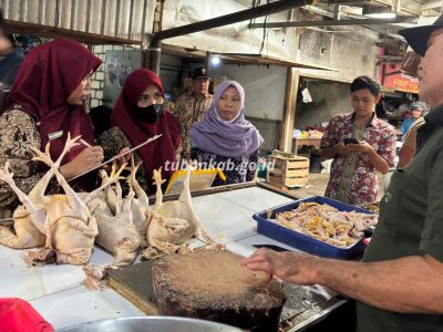Petugas TPID dan Satgas Pangan Tuban memantau harga dan ketersediaan bahan pokok di pasar tradisional menjelang Ramadan 2026