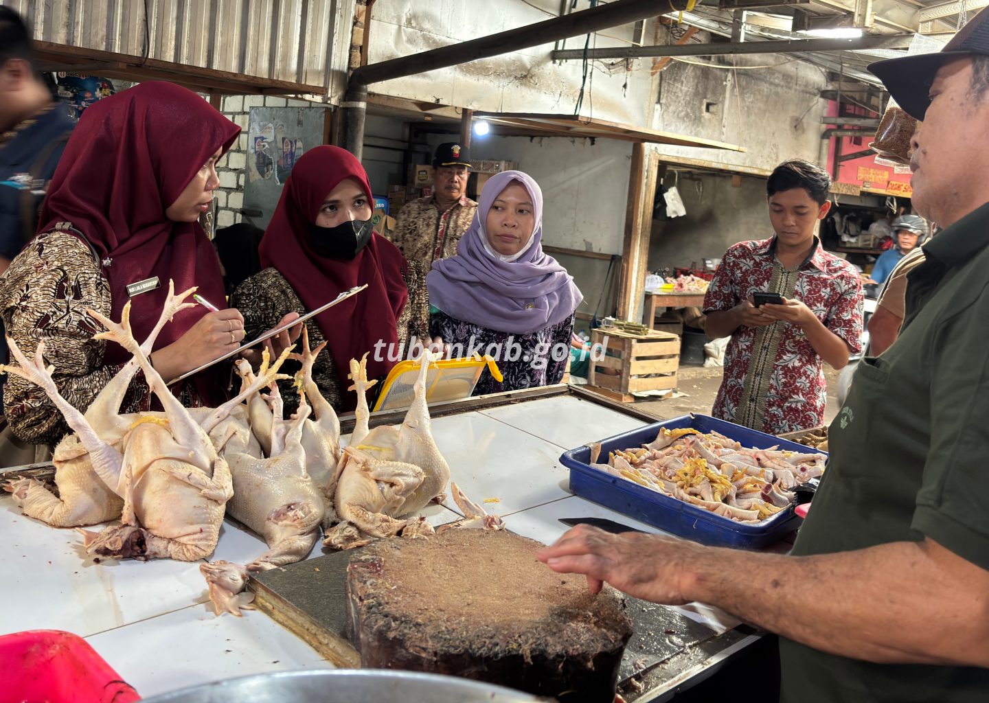 Petugas TPID dan Satgas Pangan Tuban memantau harga dan ketersediaan bahan pokok di pasar tradisional menjelang Ramadan 2026