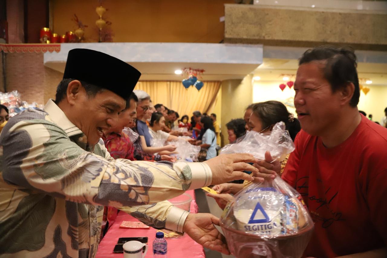 Wakil Menteri Agama Romo Syafi’i menyampaikan sambutan dalam acara pembagian parcel dan angpau Imlek di Vihara Mahavira Graha, Jakarta