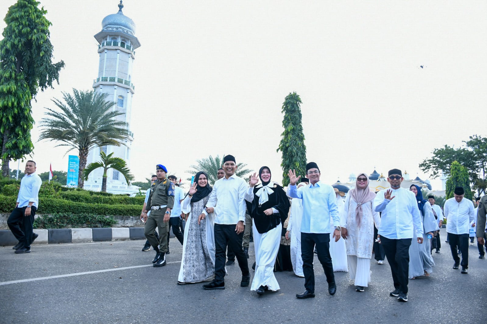Ribuan peserta pawai Tarhib Ramadan 1447 H dengan busana hitam-putih melintas di depan Masjid Raya Baiturrahman Banda Aceh
